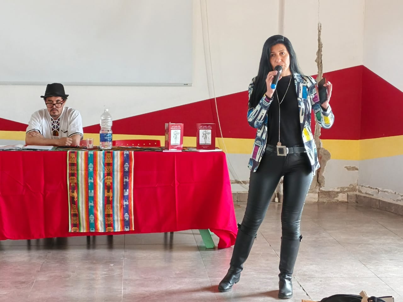 La abogada María Eugenia Jamarlli presentó en el encuentro de Alto Comedero su libro “Ultrajada Cuna Jujeña” que aborda la temática de la trata de personas.