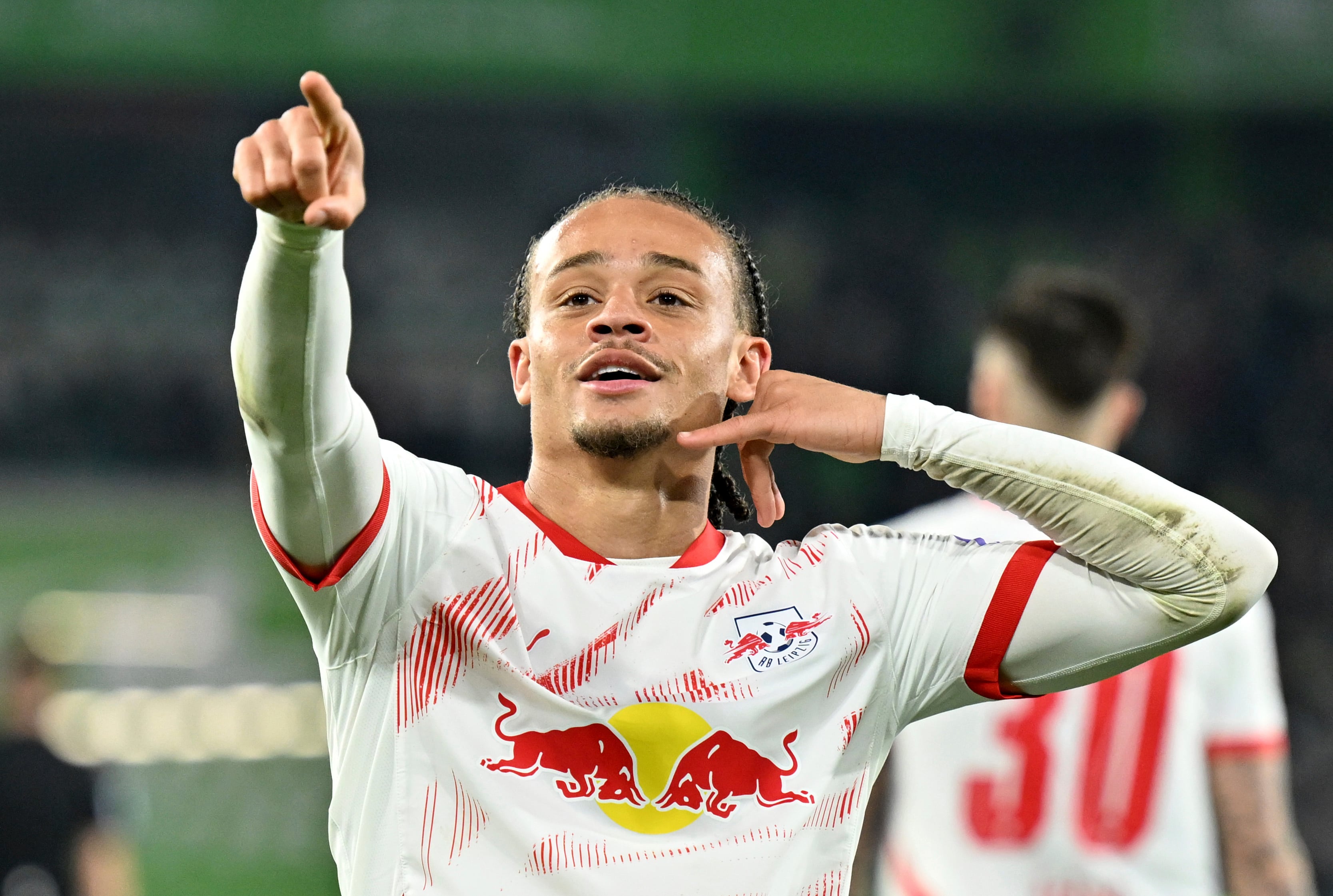 Xavi Simons, del Leipzig, celebra un gol durante el partido de fútbol de la Bundesliga entre el VfL Wolfsburg y el RB Leipzig en el Volkswagen Arena, Wolfsburg, Alemania, el viernes 11 de abril de 2025. (Swen Pf'rtner/dpa vía AP)