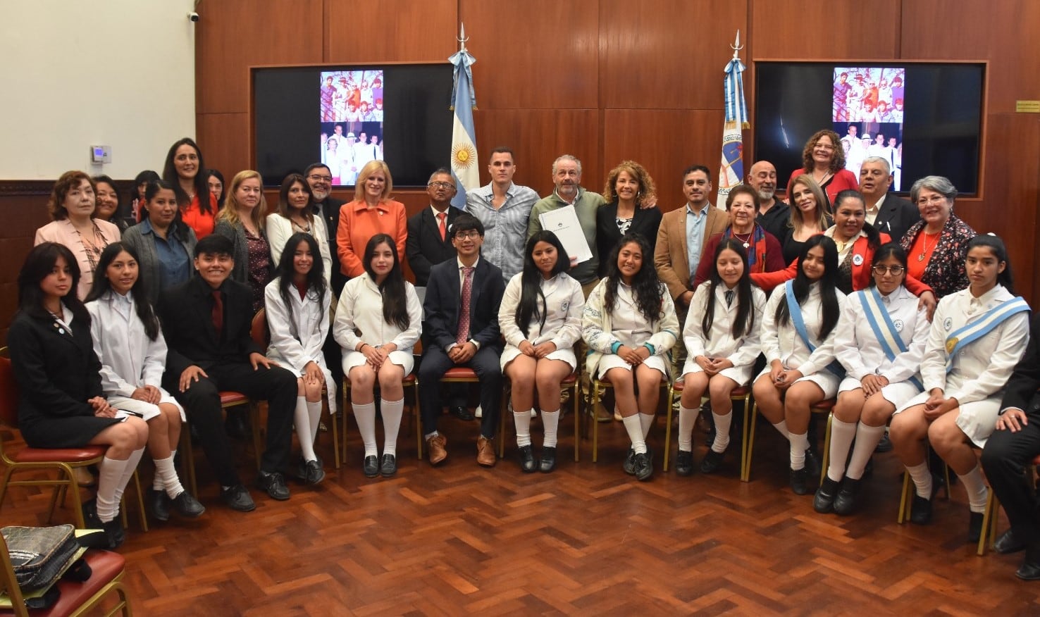 Integrantes de la Comisión de Educación de la Legislatura de Jujuy, junto a familiares del profesor Oscar Marín y directivos, docentes y alumnos del Colegio nº 1, en el salón