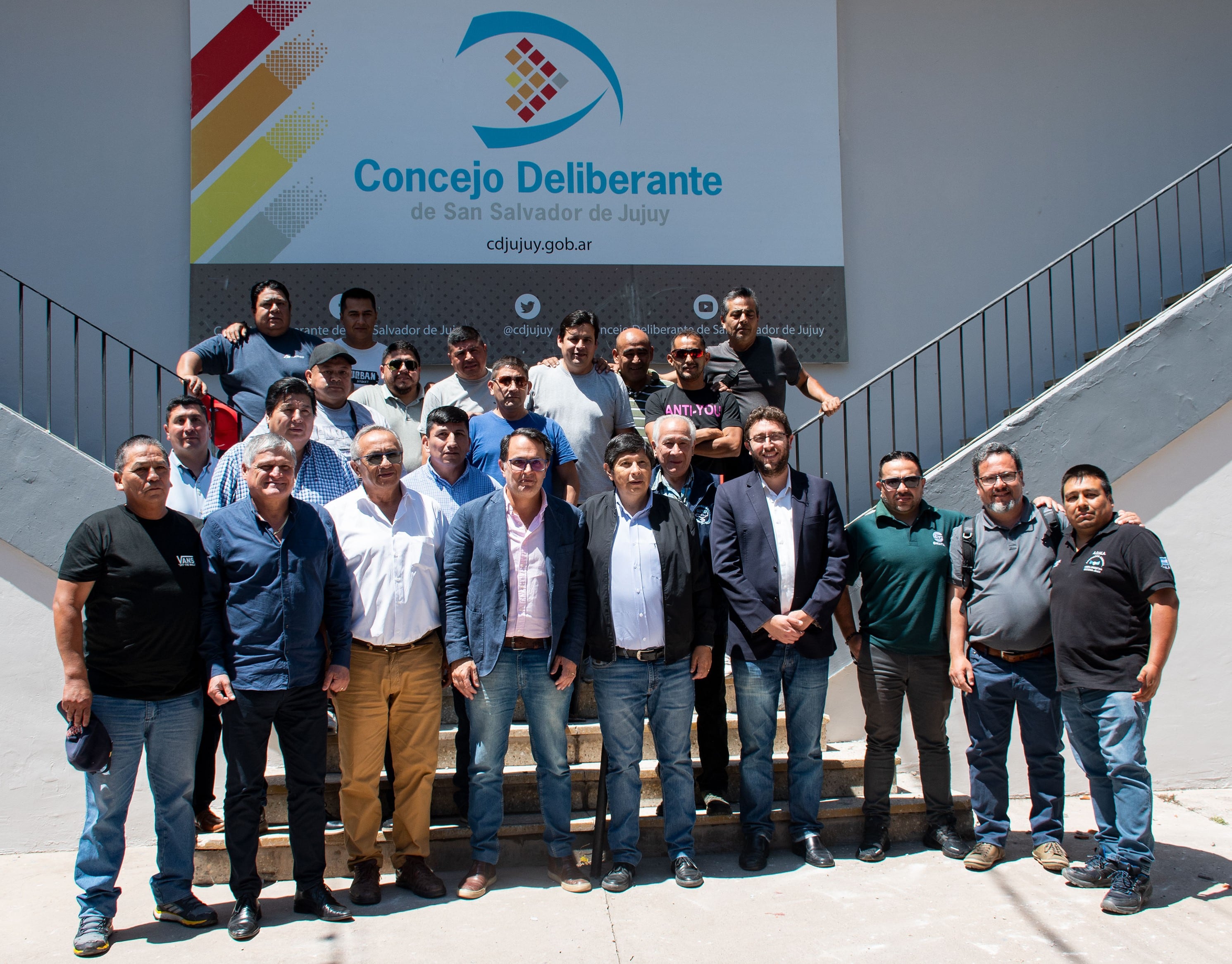 Finalizada la reunión, los concejales y los dirigentes sindicales compartieron una fotografía grupal, en la sede parlamentaria del barrio Los Huaicos.