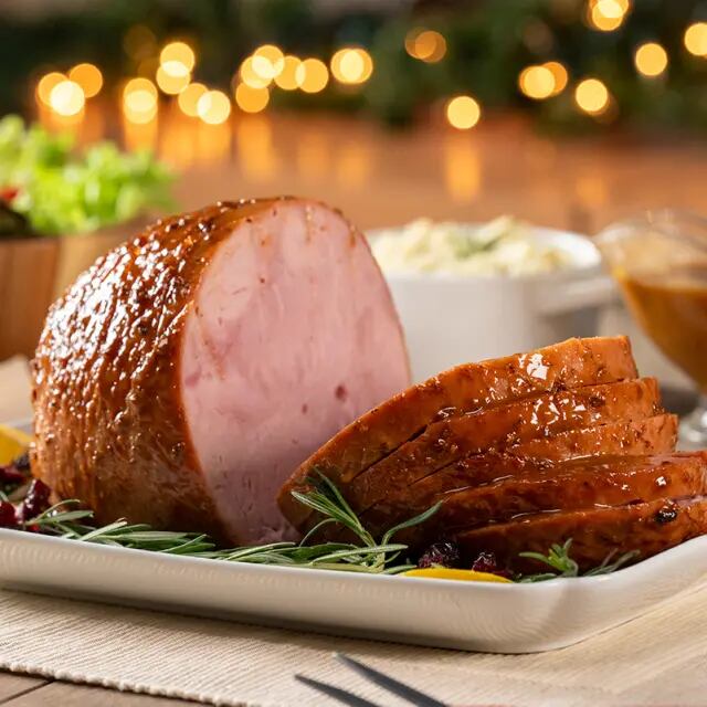 Se suele servir frío en el bufé navideño, pero servirlo caliente también es aceptable.