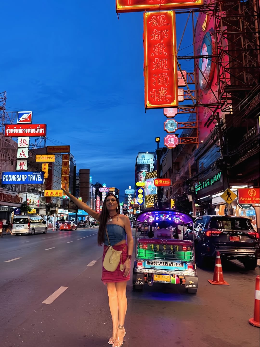 Flor de la V conquistó el barrio chino de Bangkok en mini y top