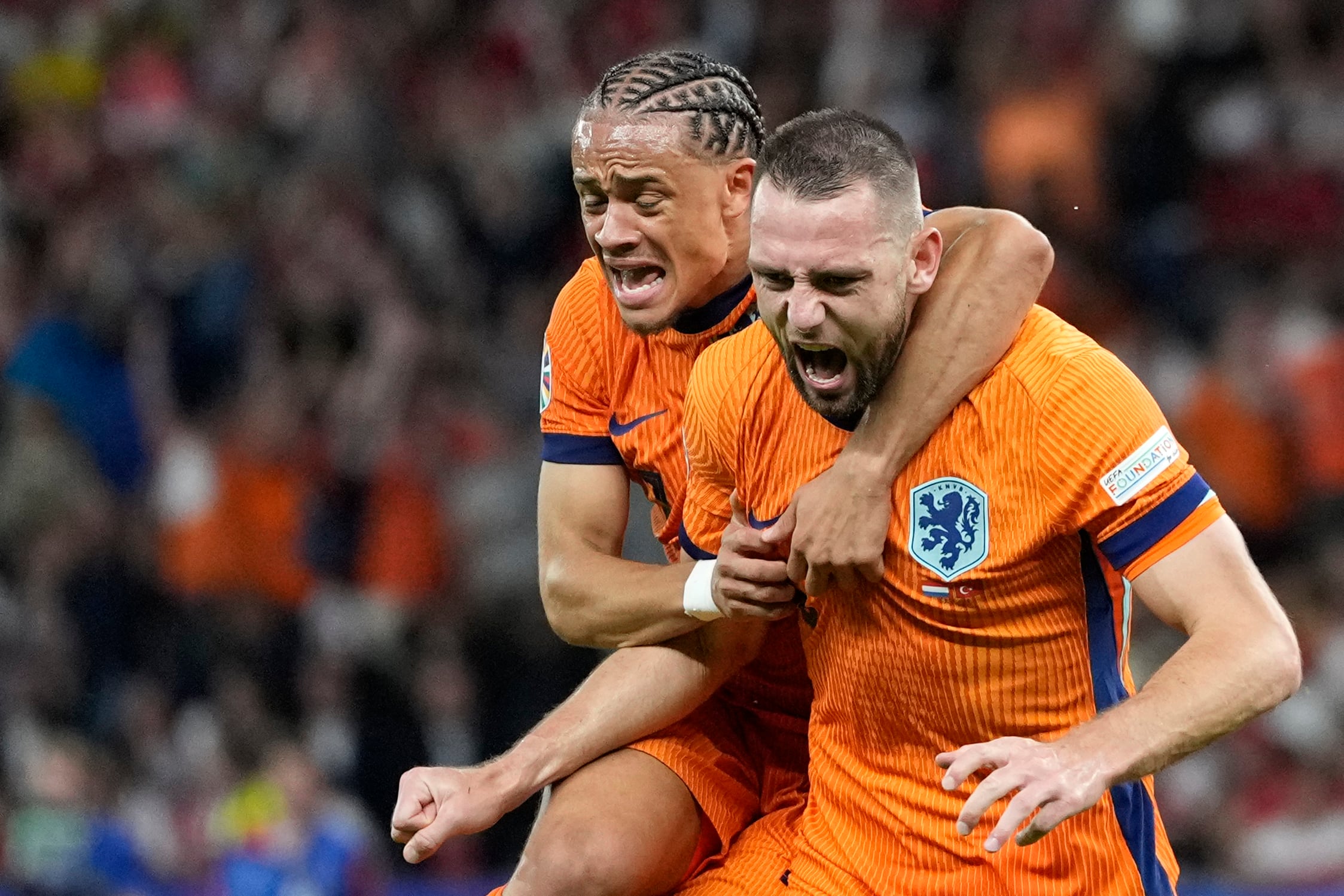 Stefan de Vrij (derecha), de la selección de Holanda, festeja con Xavi Simons tras anotar en el duelo de cuartos de final ante Turquía, el sábado 6 de julio de 2024, en Berlín (AP Foto/Antonio Calanni)