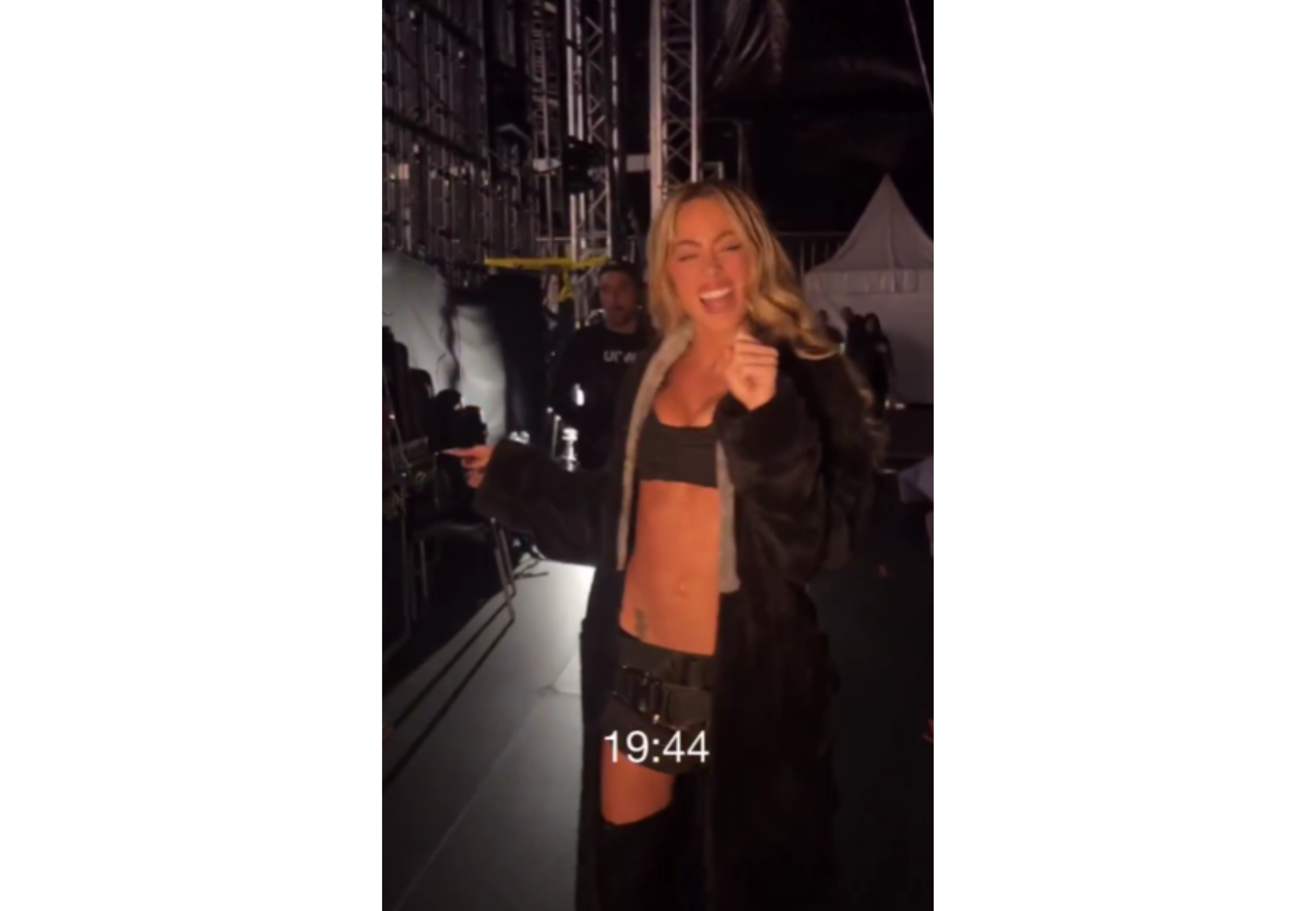 Así espera tras bambalinas la cantante.