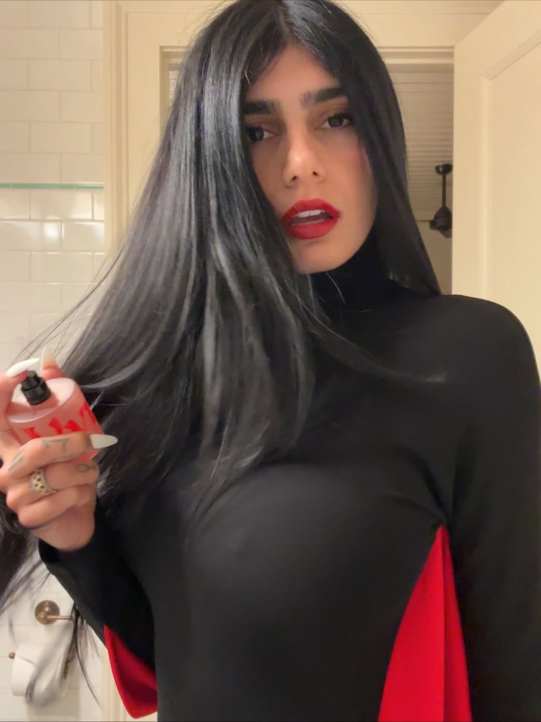 La última tendencia: Mia Khalifa apostó por una combinación explosiva de colores y se consagró como reina fashionista