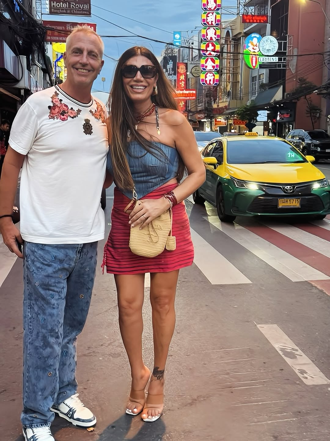 Flor de la V conquistó el barrio chino de Bangkok en mini y top
