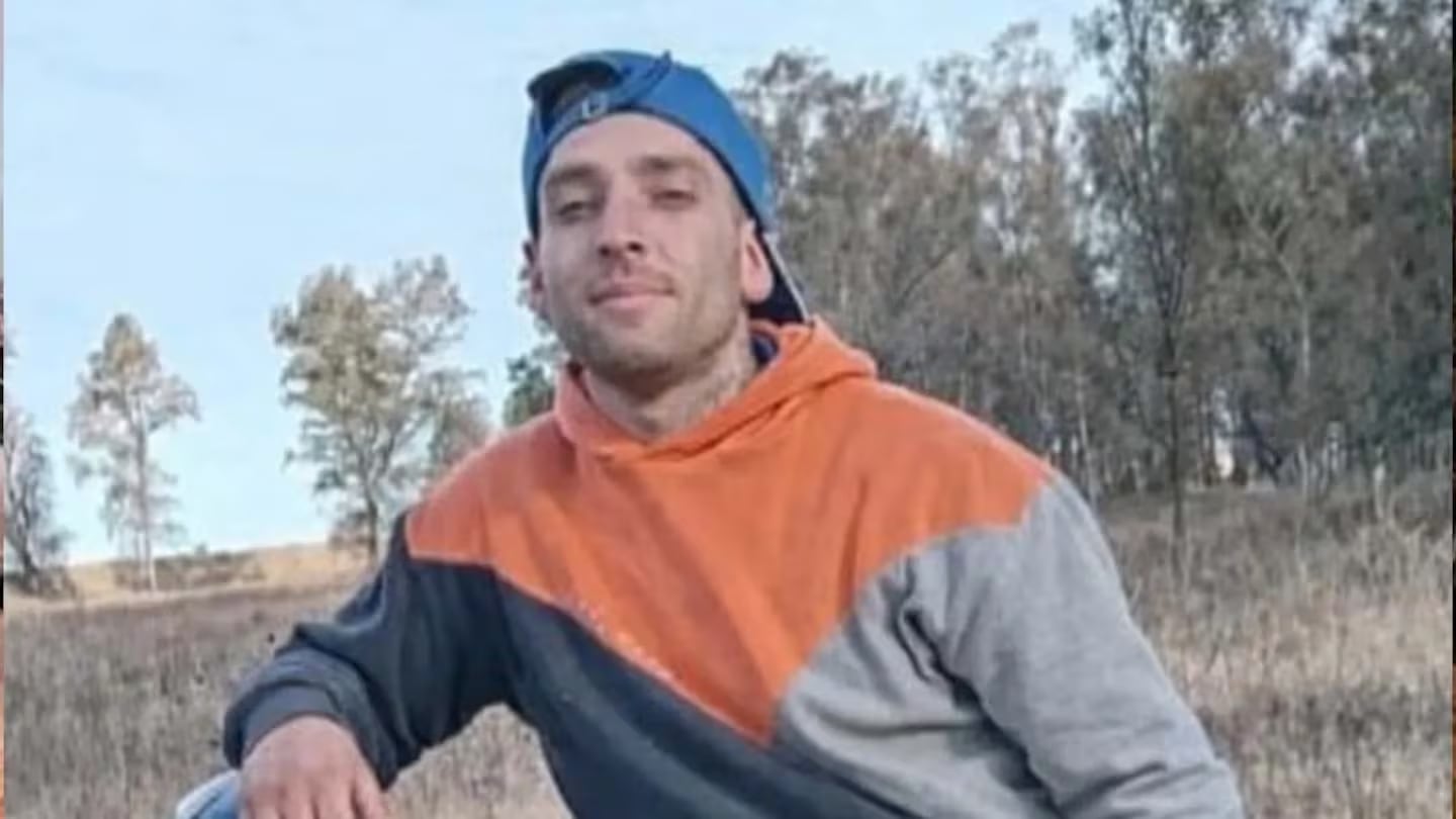 El joven de 29 años fue encontrado en un descampado.