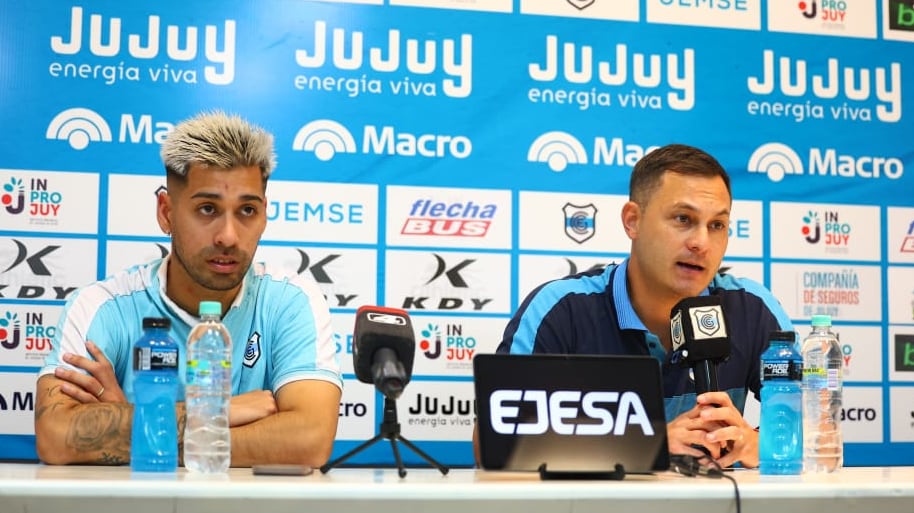El entrenador Matías Módolo (derecha) y el futbolista Santiago Camacho, en la conferencia de prensa tras la victoria de este domingo.