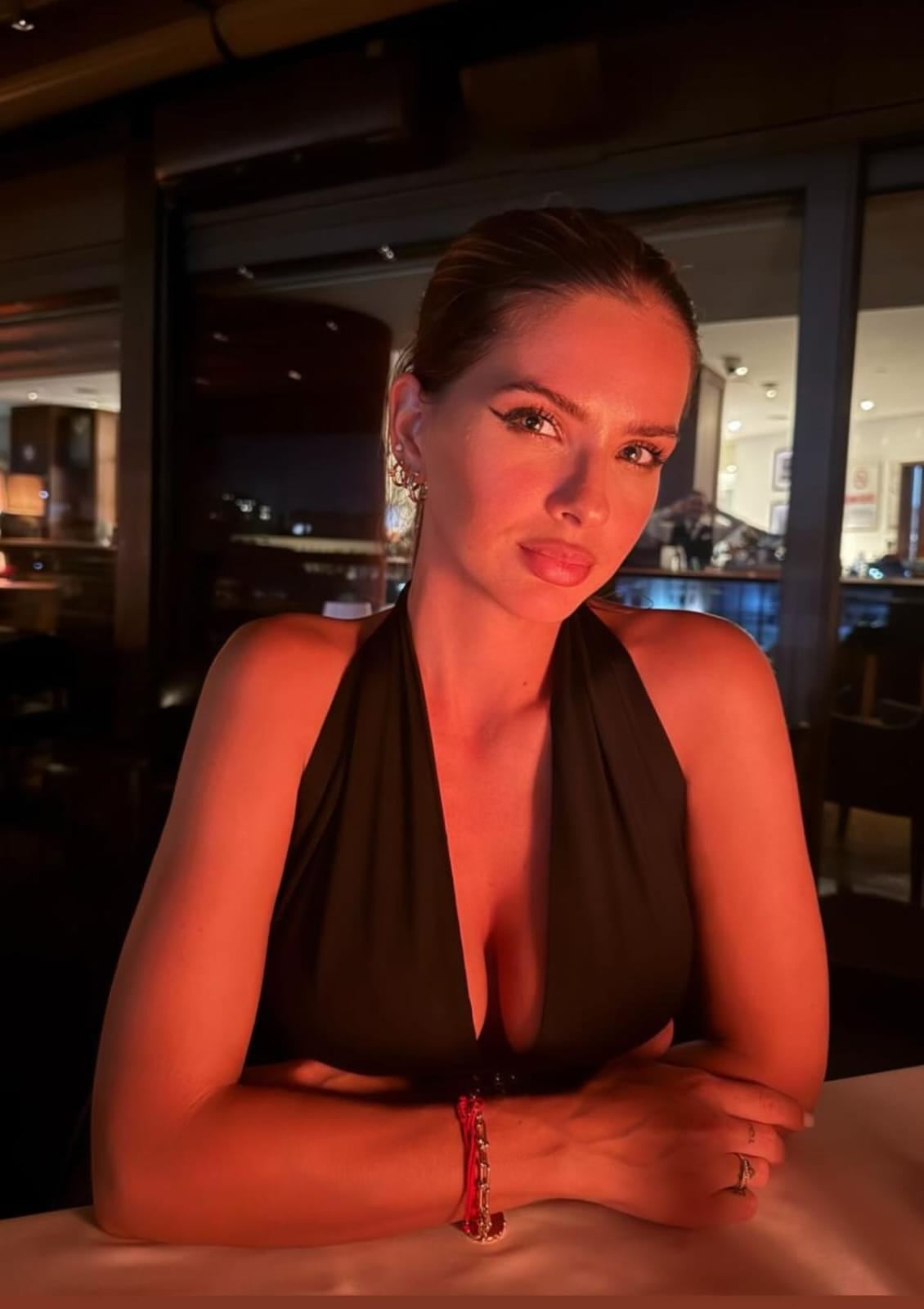 Total black y escote: La China Suárez compartió el look que eligió para una cena romántica con Mauro Icardi