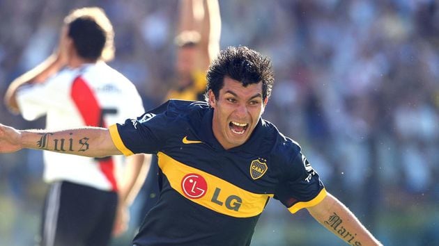 Gary Medel festejando su gol en un Superclásico.