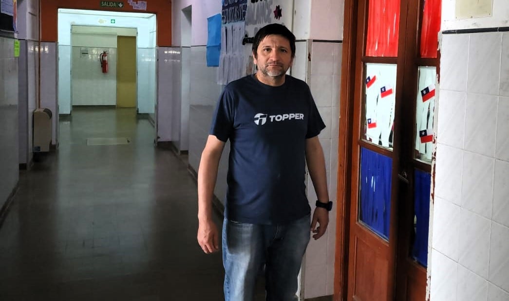 Sebastián Vázquez, en la escuela: su hábitat. Primero como portero y ahora, como docente.