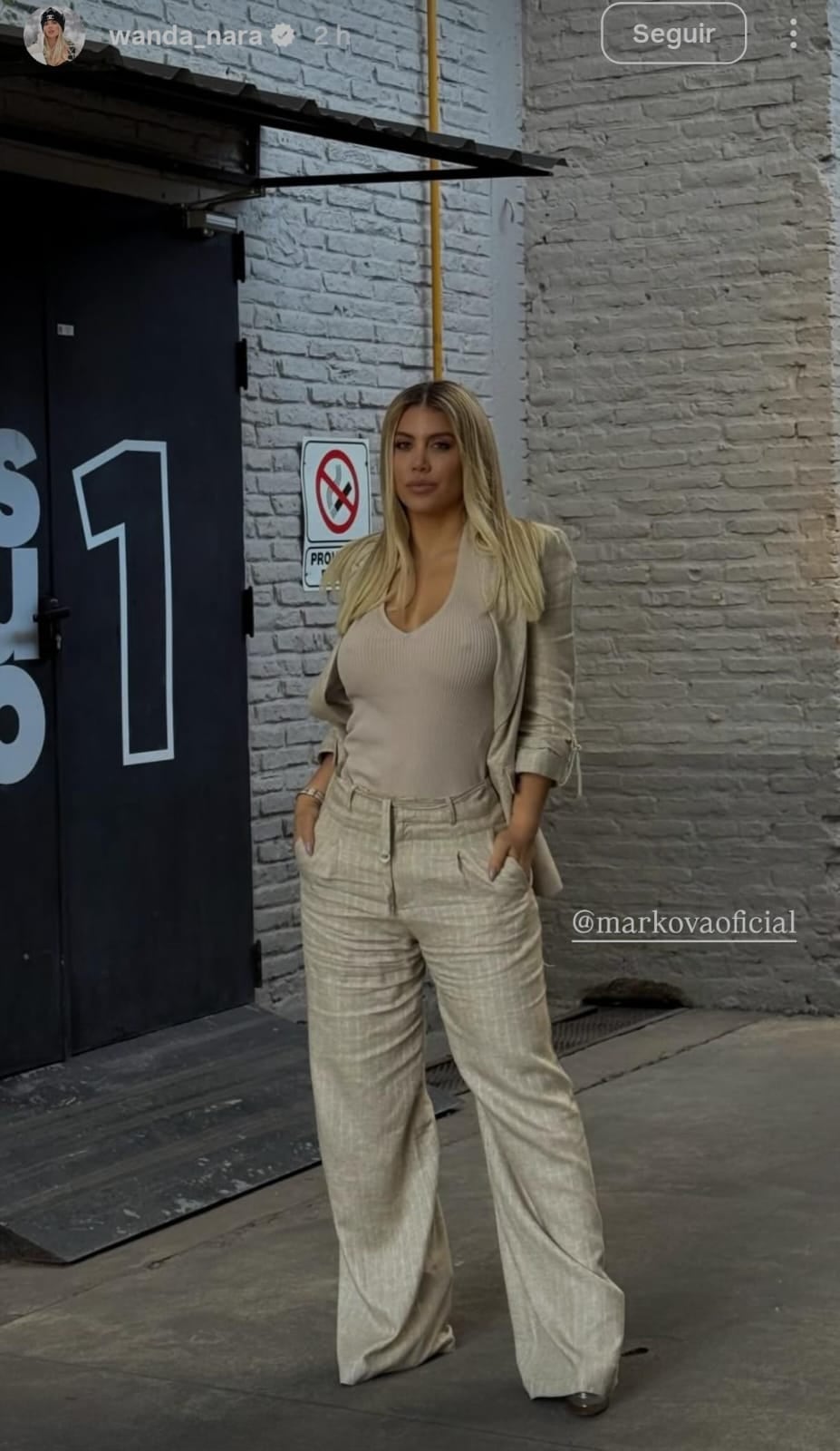 Wanda Nara apostó por el color de la temporada y dio cátedra de estilo con un look sastrero de alto impacto