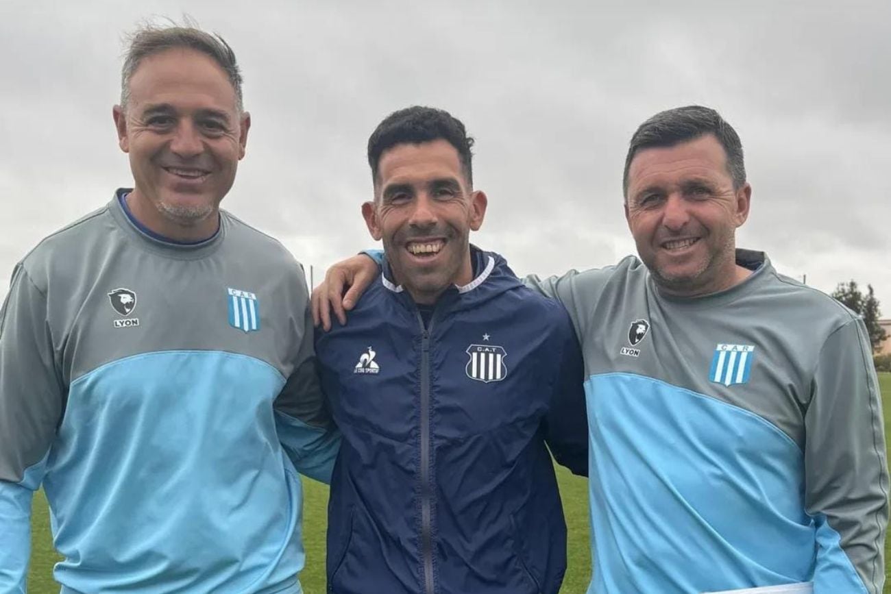 Hernán Medina junto a Carlos Tévez luego del encuentro amistoso.