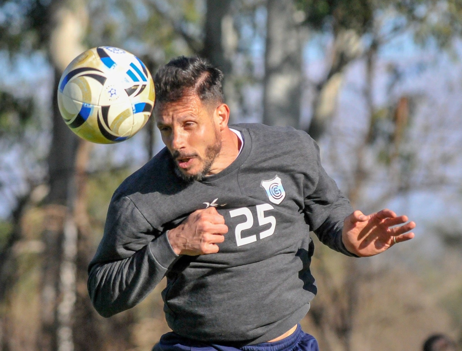 El capitán Guillermo Cosaro regresa a la titularidad en Gimnasia y Esgrima de Jujuy tras cumplir la fecha de suspensión.