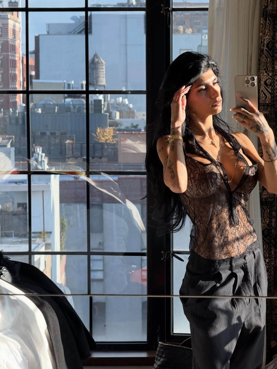 Encaje, escote y mucha piel: Mia Khalifa apostó por las texturas del verano y marcó tendencia con un look total black