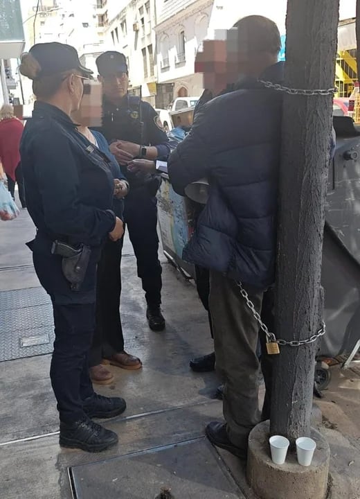 Un hombre se encadenó en forma de protesta contra una aseguradora. (Foto: Policía)