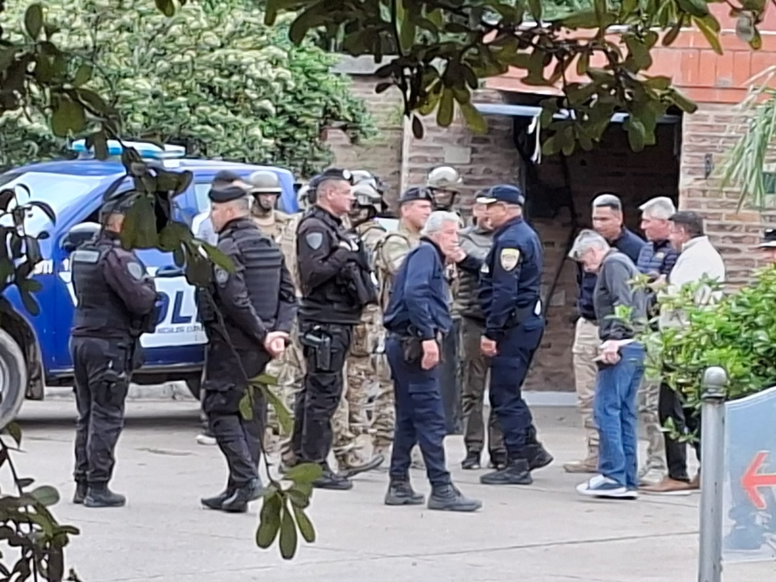 En un hotel del sector de la Av. La Voz del Interior al 5550 habría un sujeto aparentemente armado en una de las habitaciones y se niega a salir. Personal policial y del ETER en el lugar. (Ramiro Pereyra / La Voz)