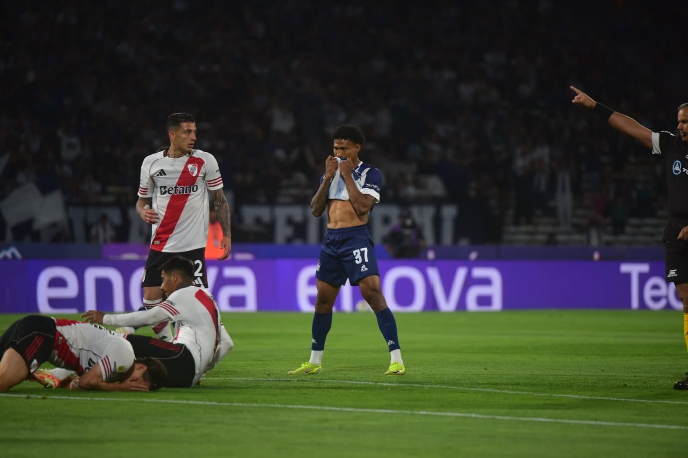 Talleres vs. River, en el Kempes por la fecha 13 del Clausura. (Nicolás Bravo / La Voz)