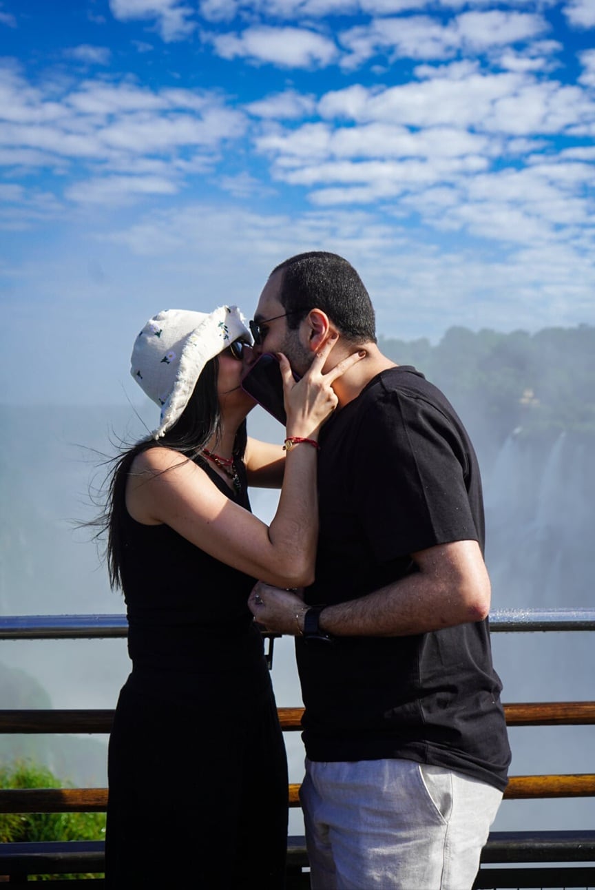 Propuesta de amor en la Garganta del Diablo: un colombiano pidió casamiento en las Cataratas del Iguazú.