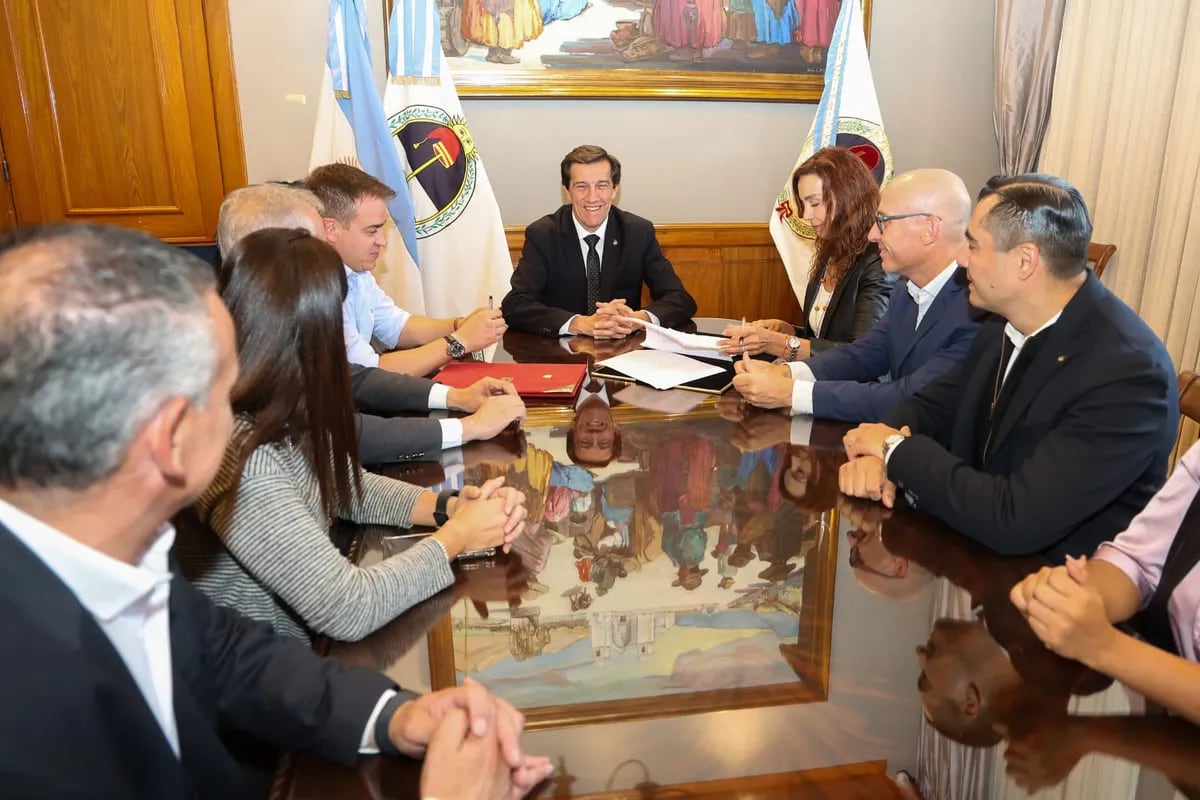 El gobernador Carlos Sadir encabezó el acto de firma del acuerdo que puso en marcha en Jujuy hasta diciembre el programa “Ahora Góndola” para pasivos que perciban sus haberes jubilatorios y pensiones a través de Banco Macro.