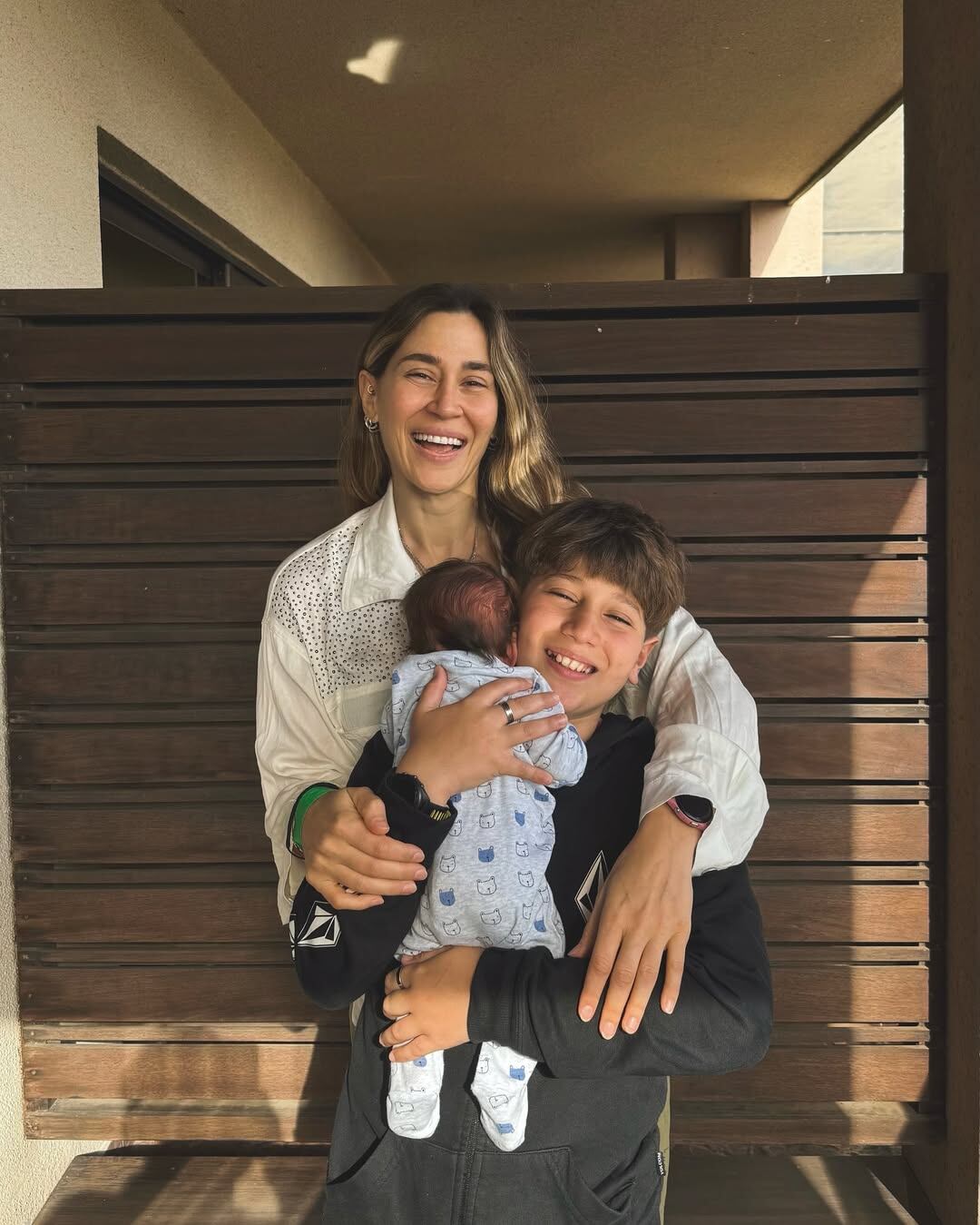 Jimena Barón y sus dos hijos.
