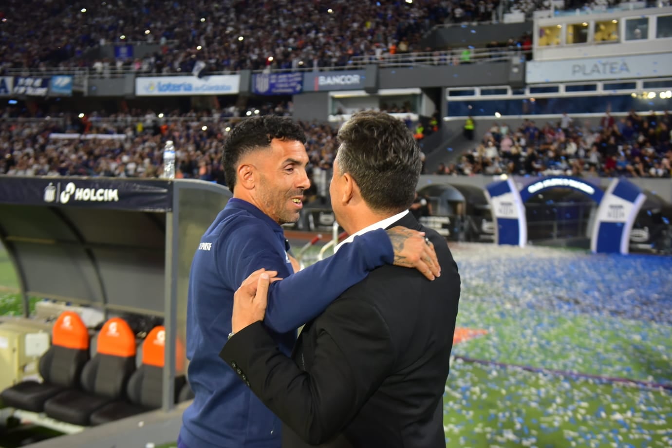Saludo entre Tevez y Gallardo. (Nicolás Bravo / La Voz)