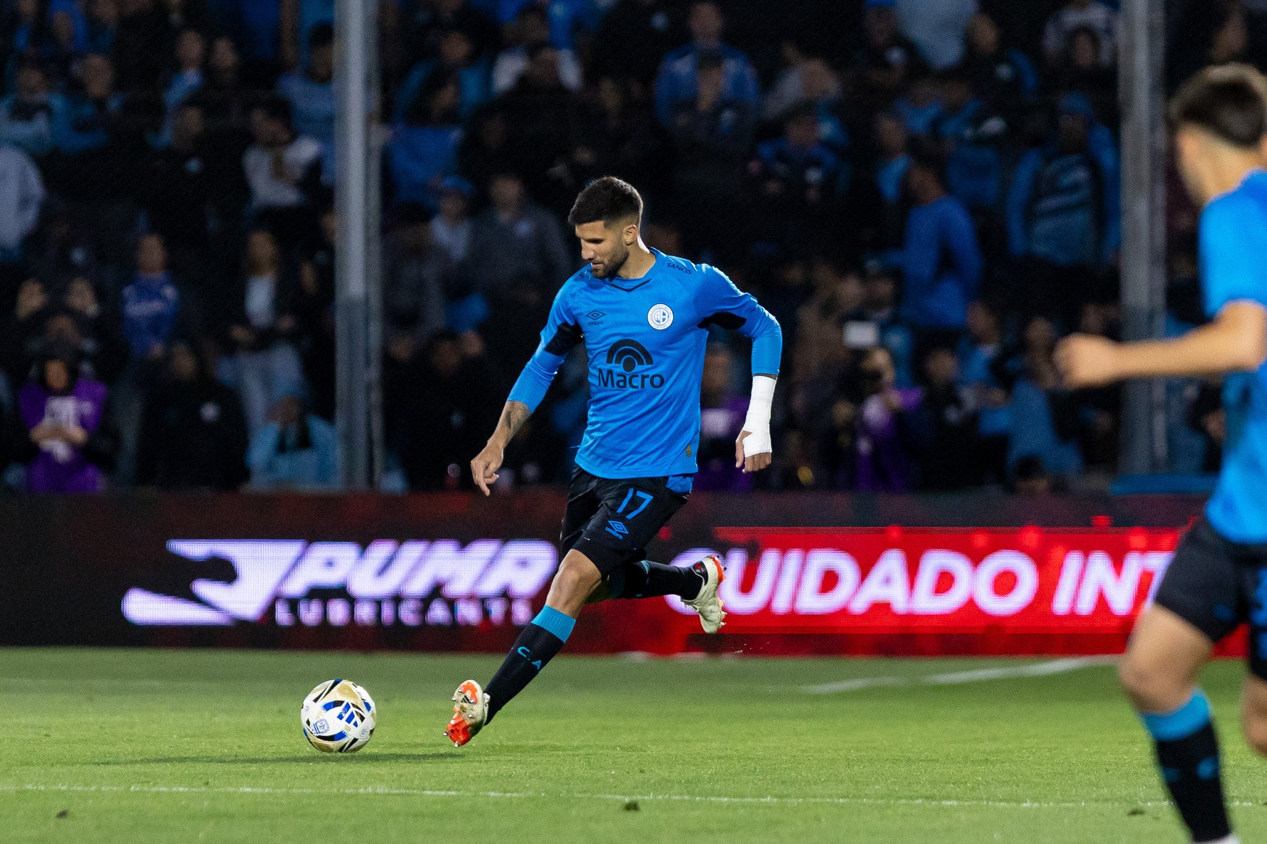 Lisandro López, defensor de Belgrano, en el partido ante Estudiantes. (Prensa Belgrano)