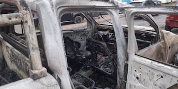 La camioneta quedó destrozada por las llamas en la esquina de Sarmiento y Ameghino.