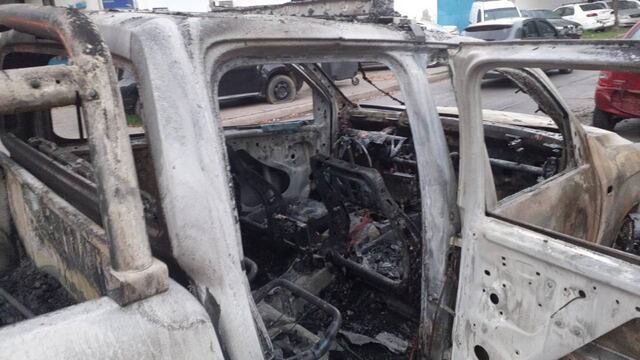 La camioneta quedó destrozada por las llamas en la esquina de Sarmiento y Ameghino.