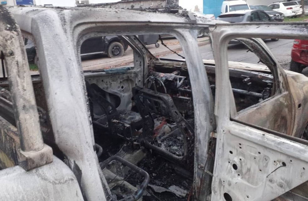 Incendian un patrullero en la Comisaría 15° de Rosario y amenazan a la policía