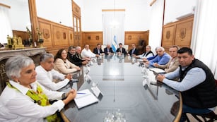 Guillermo Francos y el jefe de Gabinete, Nicolás Posse, recibieron esta tarde a la cúpula de la Confederación General del Trabajo - X Guillermo Francos