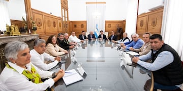 Guillermo Francos y el jefe de Gabinete, Nicolás Posse, recibieron esta tarde a la cúpula de la Confederación General del Trabajo - X Guillermo Francos