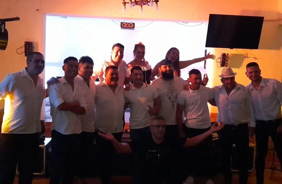 Nace en Punta Alta junto a la artista Vera Méndez, una banda con 12 músicos