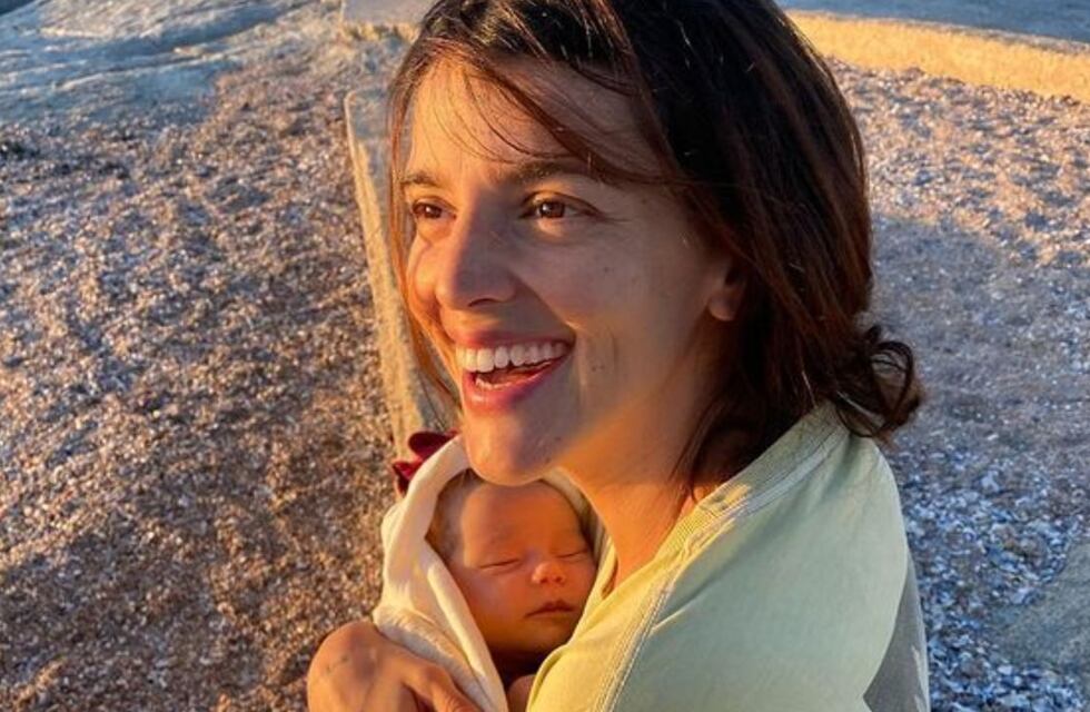La tierna foto de Calu Rivero durmiendo en el sillón con su hijo Tao