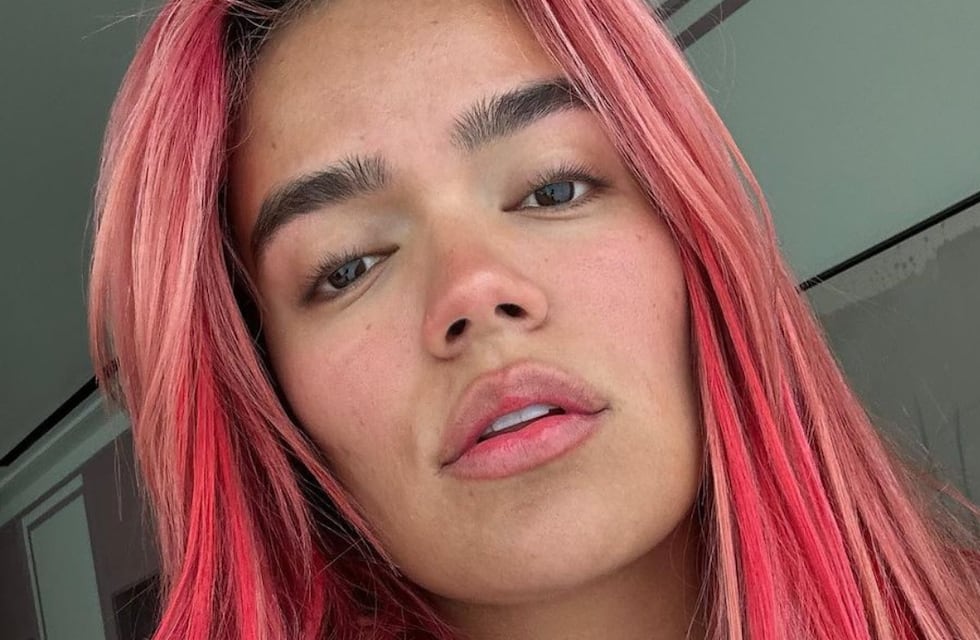 Karol G posó mojada en lencería desde su piscina y dejó su “tanga” a la vista