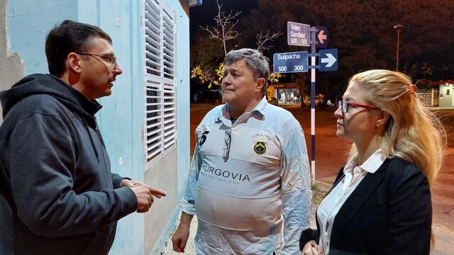 El concejal Lisandro Mársico y Carla Boidi dialogan con uno de los vecinos de Av. Suipacha