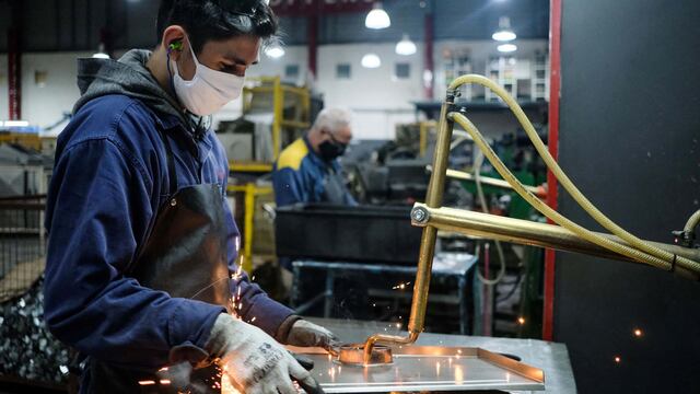 Los salarios, en promedio, subieron un 5,1% en octubre, pero se colocaron por debajo de la inflación.