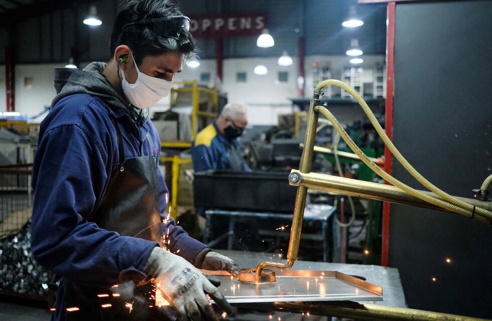 Los salarios volvieron a perder contra la inflación, según el INDEC