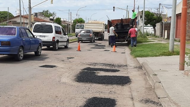 Trabajos de bacheo en Punta Alta.