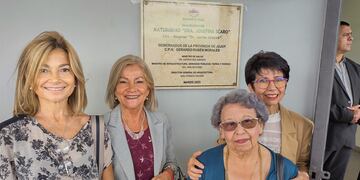Familiares de la doctora Josefina Scaro junto a la placa recordatoria del acto inaugural de la nueva maternidad del barrio Alto Comedero.