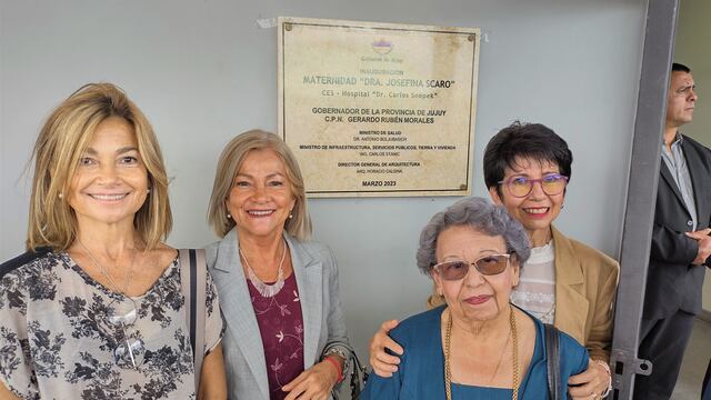 Familiares de la doctora Josefina Scaro junto a la placa recordatoria del acto inaugural de la nueva maternidad del barrio Alto Comedero.