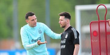 Lionel Scaloni junto Leo Messi en el entrenamiento de la Selección Argentina que buscará sellar su clasificación al Mundial de Qatar 2022. / Clarin.