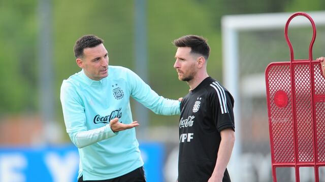 Lionel Scaloni junto Leo Messi en el entrenamiento de la Selección Argentina. / Clarin.