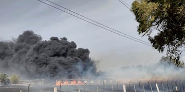 Un incendio arrasó con un invernadero en Villa Atuel.