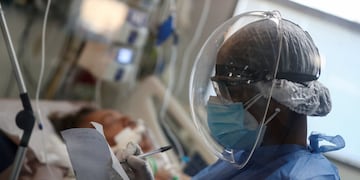 Personal de salud atendiendo casos de coronavirus en terapia intensiva (Foto: Reuters / Agustín Marcarian)