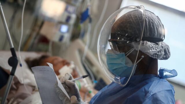 Personal de salud atendiendo casos de coronavirus en terapia intensiva (Foto: Reuters / Agustín Marcarian)