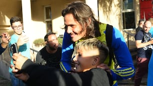 El uruguayo Edinson Cavani, el más buscado por los hinchas en la llegada de Boca a Córdoba (Javier Ferreyra - La Voz).