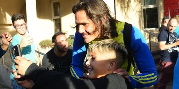 El uruguayo Edinson Cavani, el más buscado por los hinchas en la llegada de Boca a Córdoba (Javier Ferreyra - La Voz).