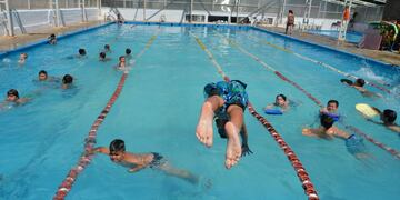 Edades. Las escuelas de verano reciben a niños de 3 a 16 años, con actividades de pileta y recreativas. (La Voz)