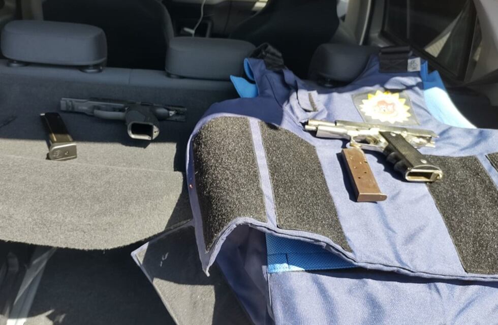 Córdoba: viajaba en un auto robado con un chaleco de Policía y dos armas en la cartera